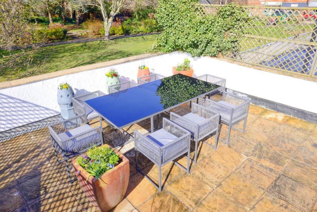 Seaside Spacious 4 Bedroom Nr Town Centre Pet Friendly Sailing & Open Golf Course Holiday home West Kirby