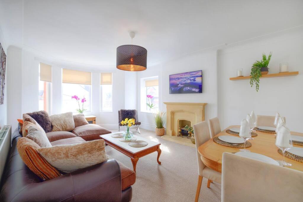 Seaside Spacious 4 Bedroom Nr Town Centre Pet Friendly Sailing & Open Golf Course West Kirby